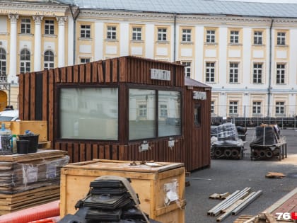 Уже стоит билетная касса: на Советской площади собирают каток-гигант. Фото