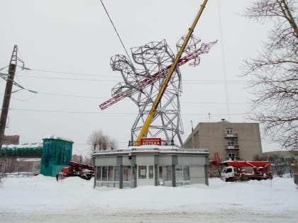 В Ярославле скоро закончат установку опоры ЛЭП в виде медведя с секирой