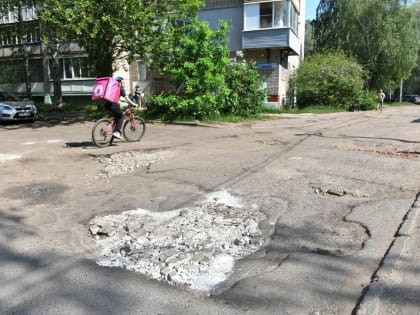 В Дзержинском районе Ярославля устранили ямы на одном из социально значимых проездов