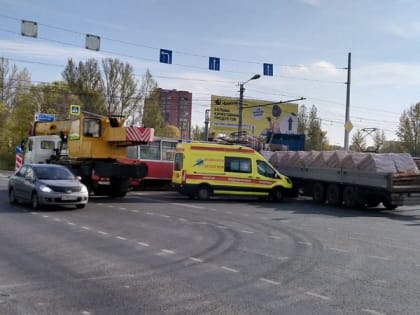 В Ярославле столкнулись трамвай и грузовик