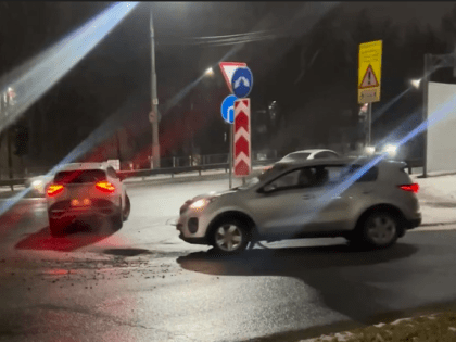 Ярославцы проклинают яму-гигант при заезде на Октябрьский мост