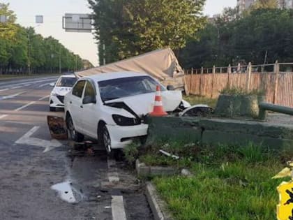 В Ярославле машина врезалась в бетонный танк