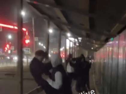 В Ярославле группа подростков избила двух молодых мужчин