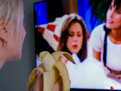 Три причины выключить сериал: почему нельзя смотреть видео и читать новости во время еды — объясняют врачи