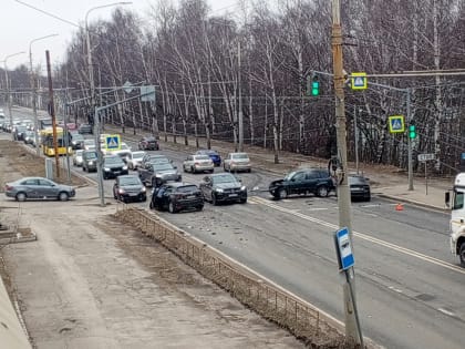 Женщина попала в больницу после ДТП четырёх иномарок в Ярославле
