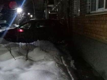 Здание затряслось: очевидцы сообщили, что в дом на улице Добрынина врезался автомобиль