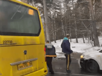 В Ярославле столкнулись такси и автобус