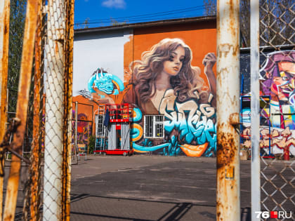 Таинственные девушки и русские мотивы: Ярославль изрисовали огромными граффити, и это красиво