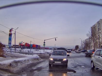 В Ярославле мэрия «оберегает» ямы у переезда рядом с «Альтаиром»