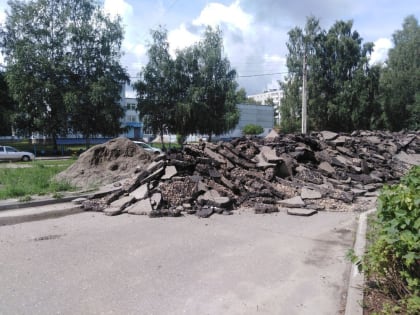 Дорогу к ярославской школе завалили старым асфальтом