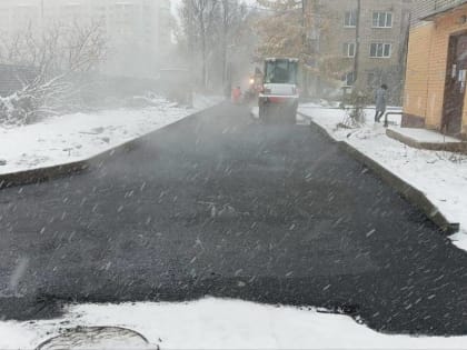 Ярославские подрядчики укладывают асфальт в снегопад