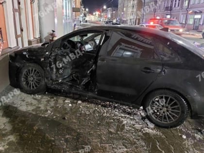 В центре Ярославля автомобиль врезался в здание