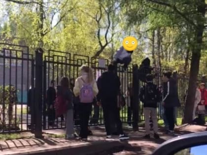 В Заволжском районе Ярославля дети перелезают через забор, чтобы выйти из школы