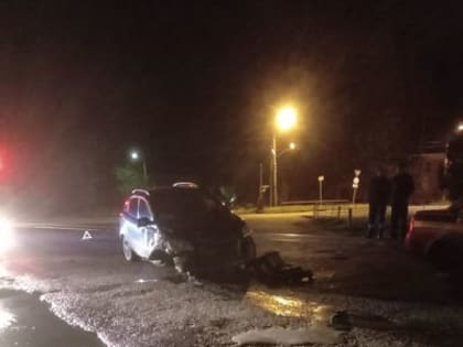 В Ярославской области иномарку расплющило при столкновении с трактором: погиб человек