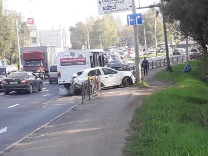 На съезде с Октябрьского моста произошло массовое ДТП