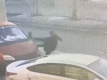 В Ярославле завирусилось видео с пинающим грузовик водителем