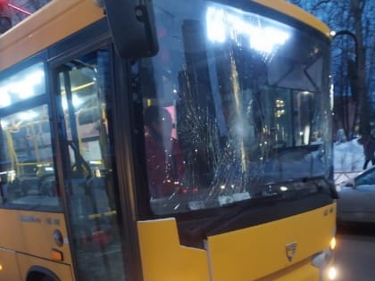В Ярославле новый автобус подмосковного перевозчика столкнулся с троллейбусом