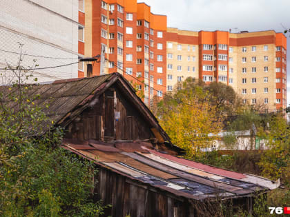 Лачуги на фоне новостроек: гуляем по окраине Ярославля, которую теснят высотки