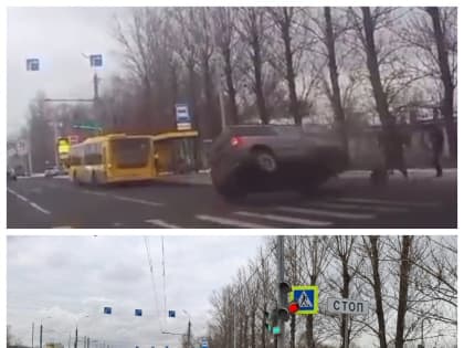 Появилось видео ДТП со светофором и перевернувшимся авто в Ярославле