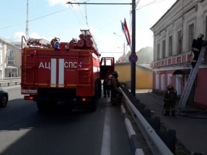 25 спасателей тушили пожар на Московском  проспекте