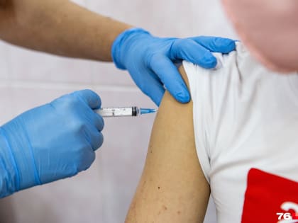 Заболеваемость растет: в ярославском Минздраве рассказали, кому стоит привиться от COVID-19