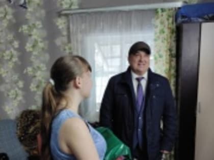 Глава района Андрей Сергеичев принял участие в акции «Елка желаний» и исполнил новогоднее желание девочки Алины из семьи участника СВО