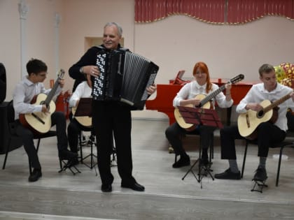 В ДШИ праздник – новые музыкальные инструменты, мольберты и многое другое