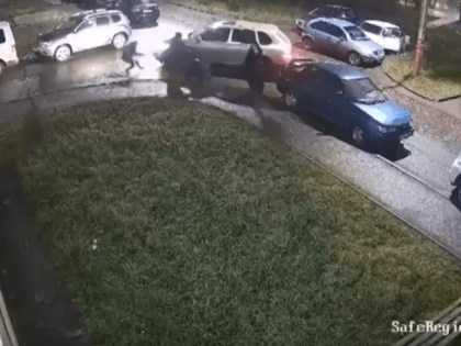 Опубликовано видео, как машина сбивает подростка в Ярославле