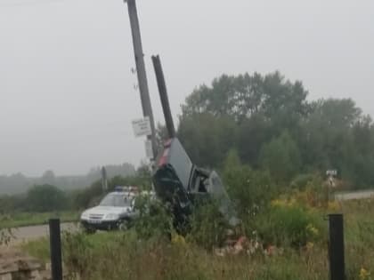 "Жигули" на столбе: в ДТП в Ярославской области пострадали люди