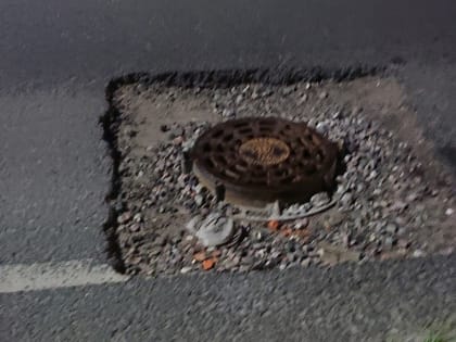 Водителей Ярославля предупредили об опасном люке на дороге