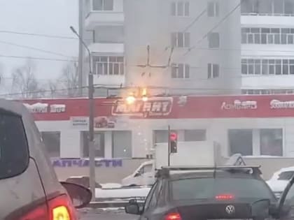 В Ярославле вспыхнули троллейбусные провода