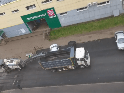 На дорожном проезде в Брагино крошится свежеуложенный асфальт