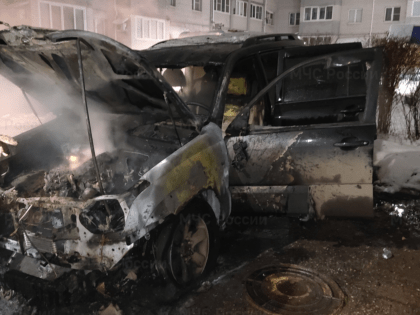 Пожар в Ярославле: повреждены два автомобиля