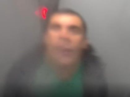 Кривлялся и смачно плюнул: в Ярославле оштрафовали хейтера камер видеонаблюдения. Кадры