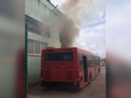 Клубы черного дыма валят из окна: в Ярославле горит ПАТП-1