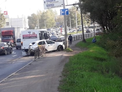 «Ездят, как на тракторах по полю»: в Ярославле в аварию попали рейсовый автобус и «Яндекс такси»