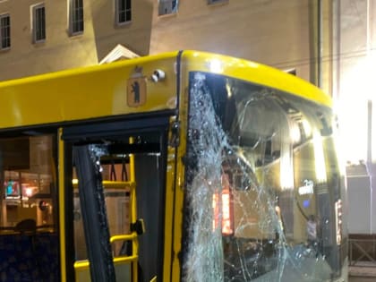 В Ярославле жёлтый автобус врезался в столб