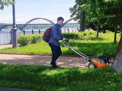 В Рыбинске косят траву в парках и на обочинах