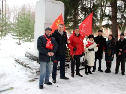 Красные гвоздики к памятнику Ленину
