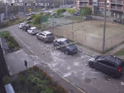 Стена дома в Ярославле рухнула на автомобили