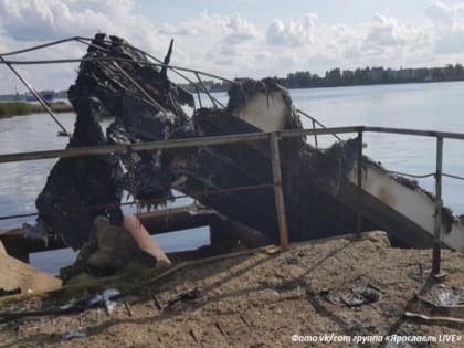 В Ярославской области катер врезался в причал и полностью сгорел