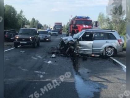 В столкновении пяти автомобилей под Даниловом погибли двое