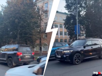 «Люби себя, чихай на всех»: ярославцы накинулись на родителей, бросающих авто у элитной школы в центре