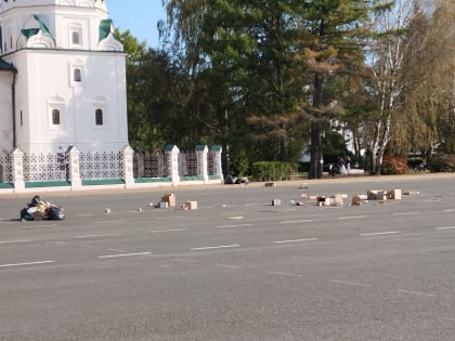 «Вся площадь в коробках и мусоре»: в центре Ярославля прошла ярмарка еды