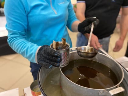 Жители Гаврилов-Яма изготавливают окопные свечи для бойцов