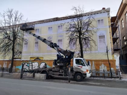 Сгоревший дом в центре Ярославля спрячут от туристов