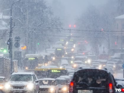 Город погрузился в новогоднюю сказку: любуемся Ярославлем после снегопада