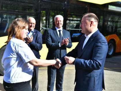 Мэр Ярославля вручил ключи от новых троллейбусов