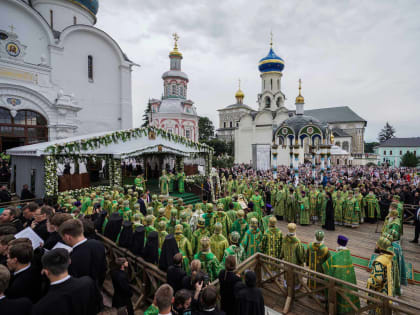 МИТРОПОЛИТ ВАДИМ СОСЛУЖИЛ СВЯТЕЙШЕМУ ПАТРИАРХУ ЗА ВСЕНОЩНЫМ БДЕНИЕМ В СВЯТО-ТРОИЦКОЙ СЕРГИЕВОЙ ЛАВРЕ
