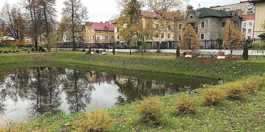 Рыбинский сад. Карякинский парк Рыбинск. Парки Рыбинска Карякинский парк. Рыбинск Карякинский сад история. Карякинский парк Рыбинск мост.